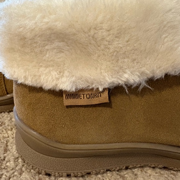 Minnetonka Cozy Brown Faux Fur Lined Ankle Boots - Picture 3 of 6